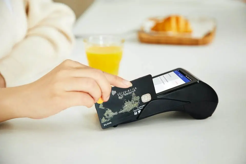 Avatajele si Dezavantajele unui Card de Credit
