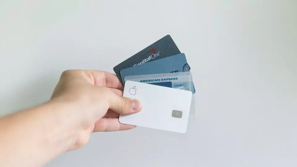 Ce este un card de credit și cum funcționează: ghid complet pentru utilizatori